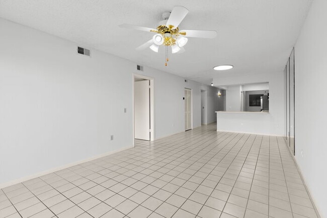 Building Photo - Condo For Rent on ST PETE BEACH!