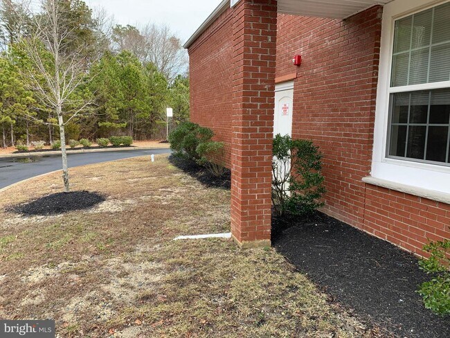Building Photo - 158 Oak Ln