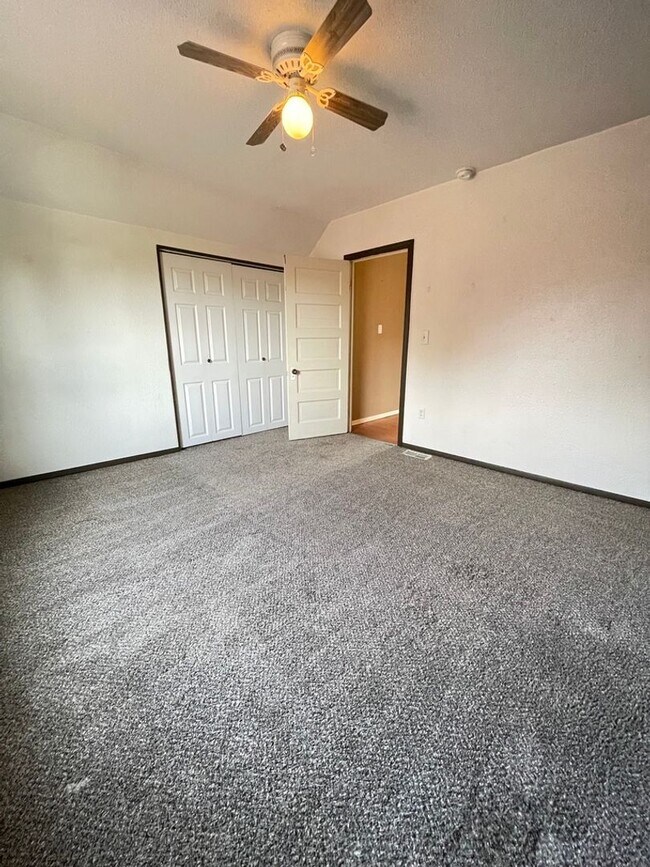 Building Photo - 3 Bedroom 2 Bathroom Home in Fantastic Location
