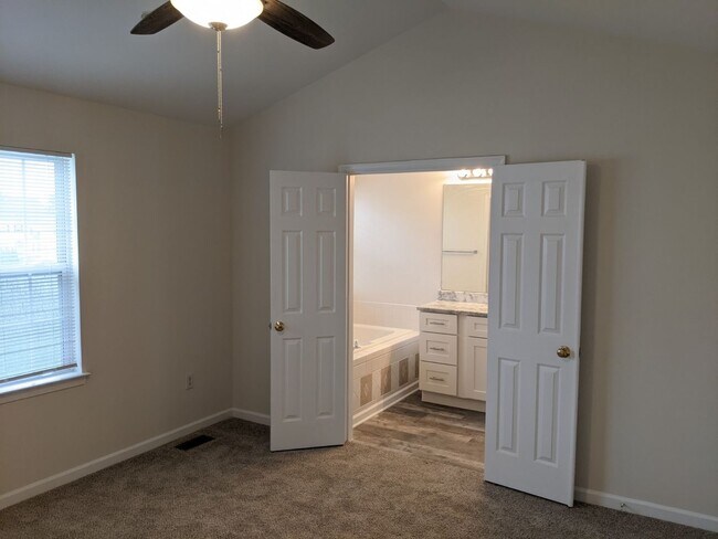 Building Photo - Completely Renovated Townhouse in convenie...