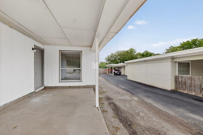 Building Photo - 6808 Trail Lake Dr