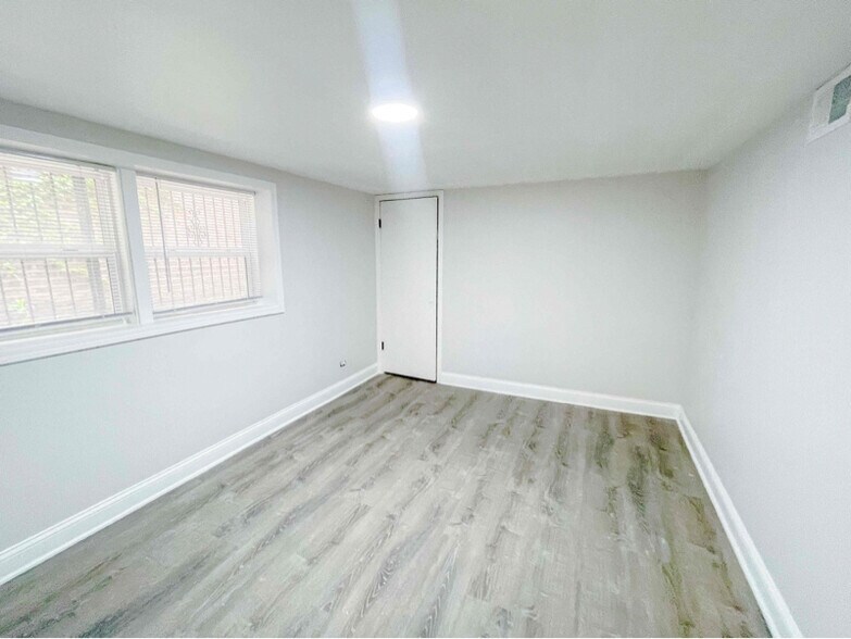 Building Photo - 2242 N Lavergne Ave