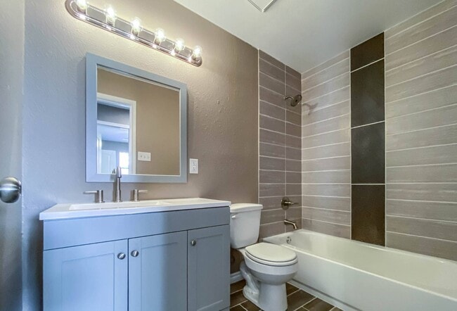 Building Photo - 2208 Shoemaker Dr