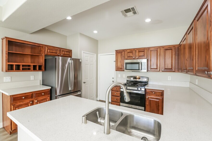 Building Photo - 4477 Oberlander Ave