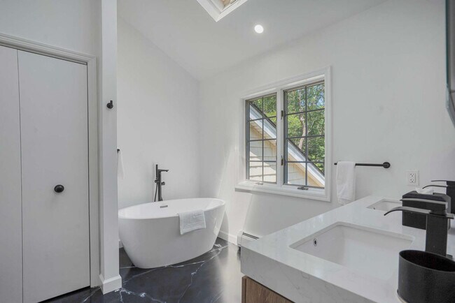 Building Photo - 1 Ginny Ct