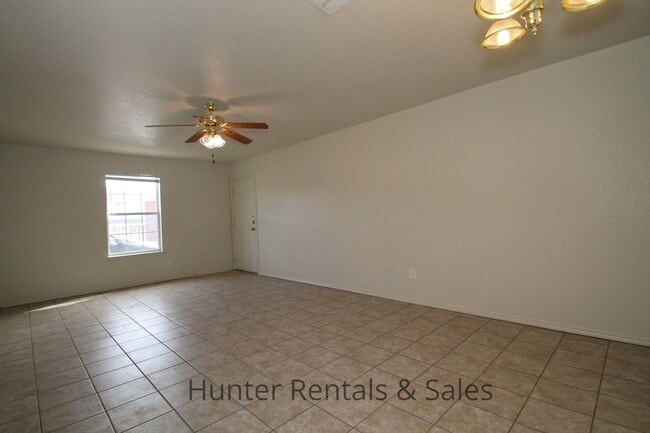 Building Photo - Small Town Living!