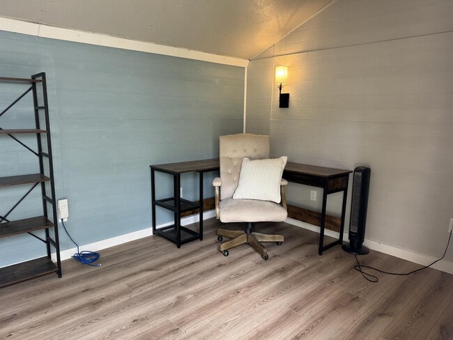 Building Photo - 104 Cowal Dr S