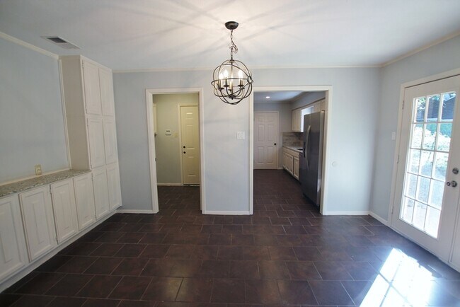 Building Photo - Available Now: Stunning 4-bedroom, 2-bath ...