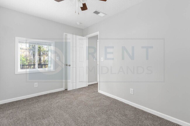 Building Photo - Newly Renovated 2 Bedroom Apartments Near I-26 and Costco!