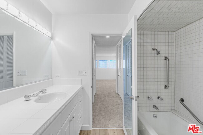 Building Photo - 825 S Gretna Green Way