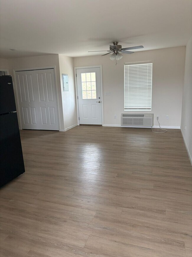 Building Photo - 1 bed, 1 bath Apartment