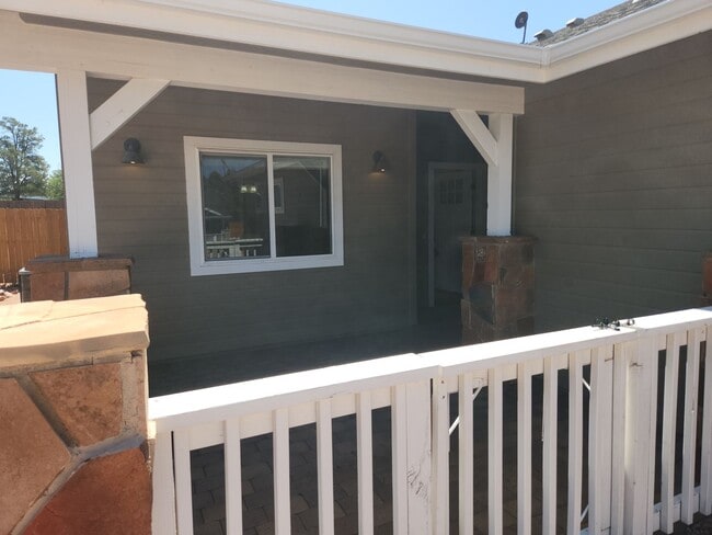Building Photo - Newer 2 bed / 2 Bath Site Built Home