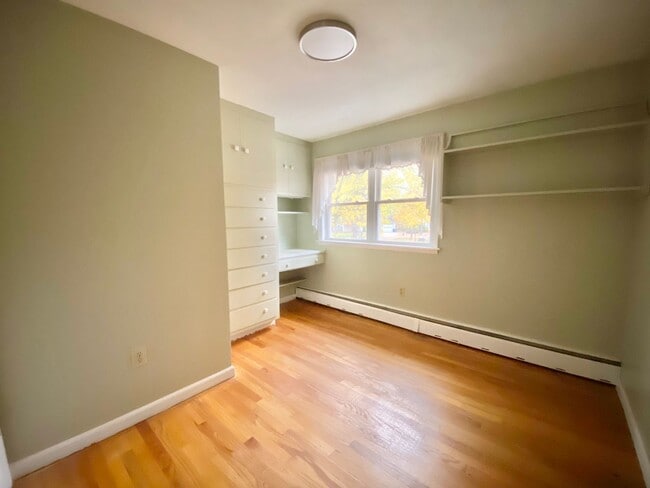 Building Photo - 4 Bedroom Home in Burlington VT Available 2/1/26!