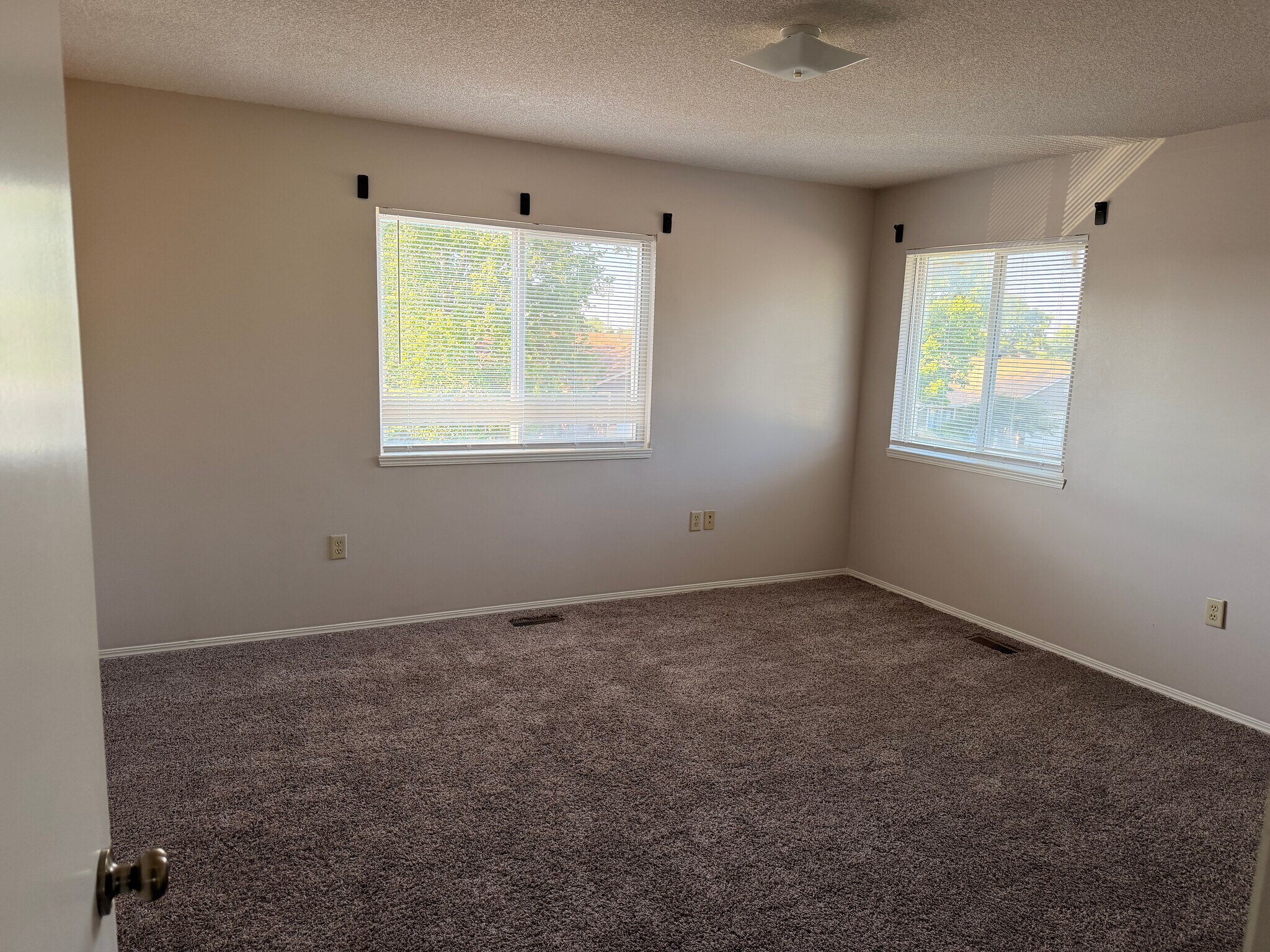 Building Photo - 1325 W Nottingham Cir