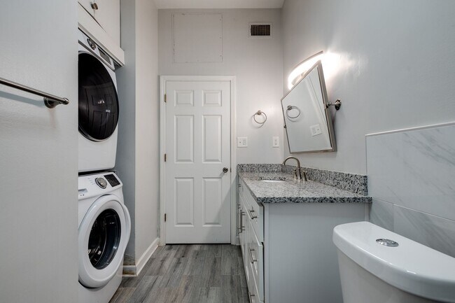 Building Photo - 1 bedroom, 1 bath updated condo in downtow...