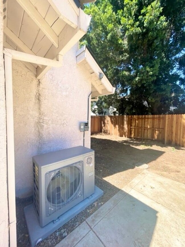 Building Photo - Darling Elk Grove Halfplex!