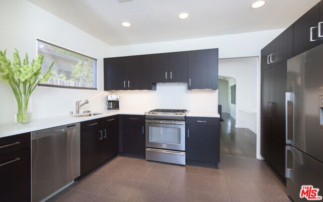 Building Photo - 8842 Dorrington Ave