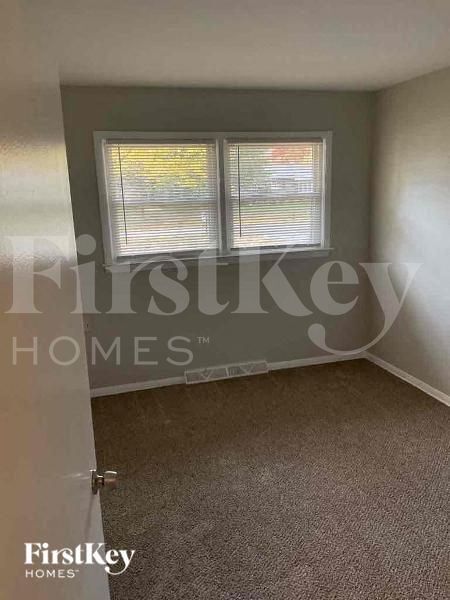 Building Photo - 1355 S Oakland Ave