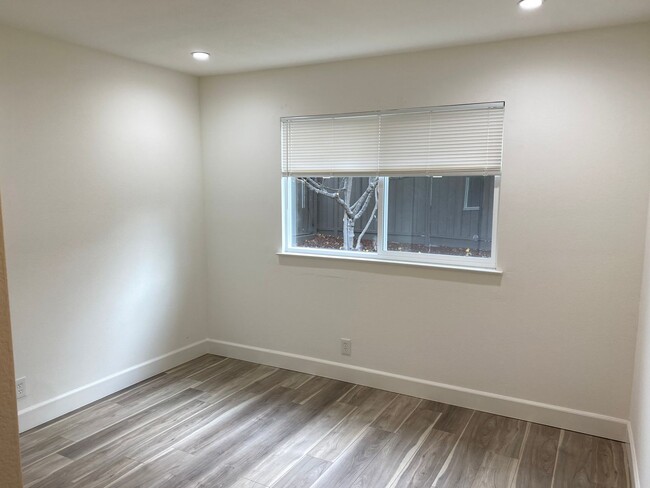 Building Photo - Remodeled 3 Bedroom 2 Bath Home in the Los...