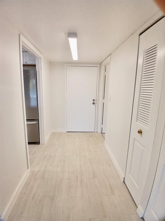 Building Photo - 4164 Inverrary Dr