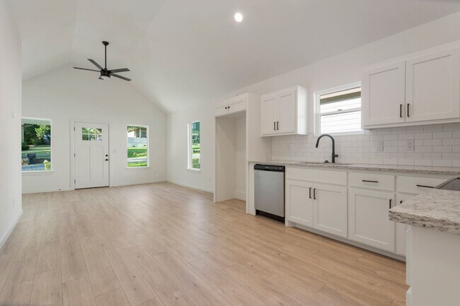 Building Photo - Gorgeous 3 bedroom 2 bathroom home