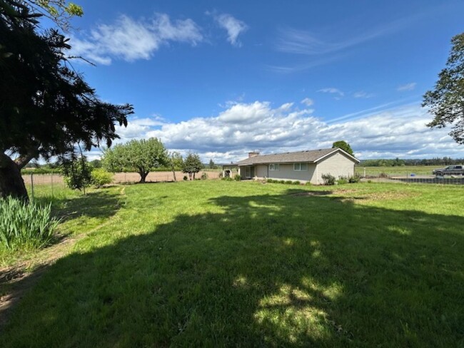 Building Photo - Molalla Country Home