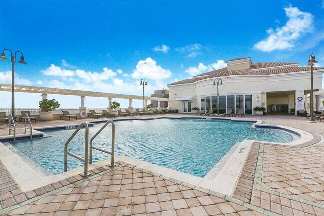 Building Photo - 511 SE 5 Ave