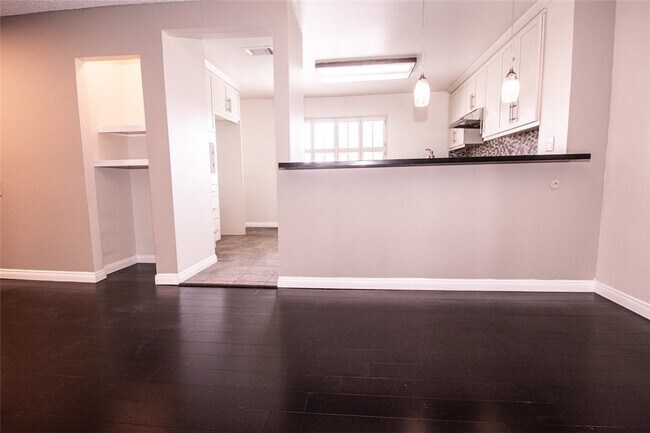 Building Photo - 848 W Huntington Dr