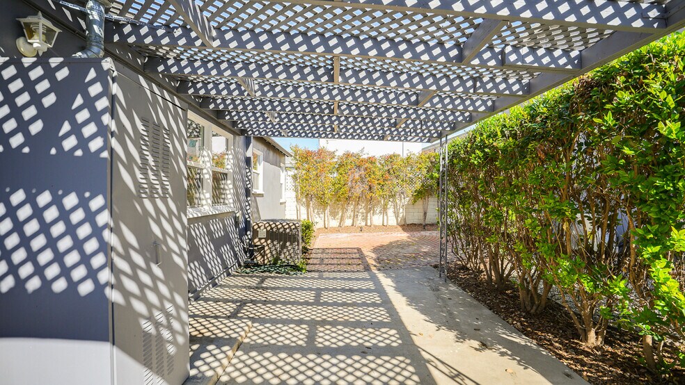 Building Photo - 3936 S Victoria Ave