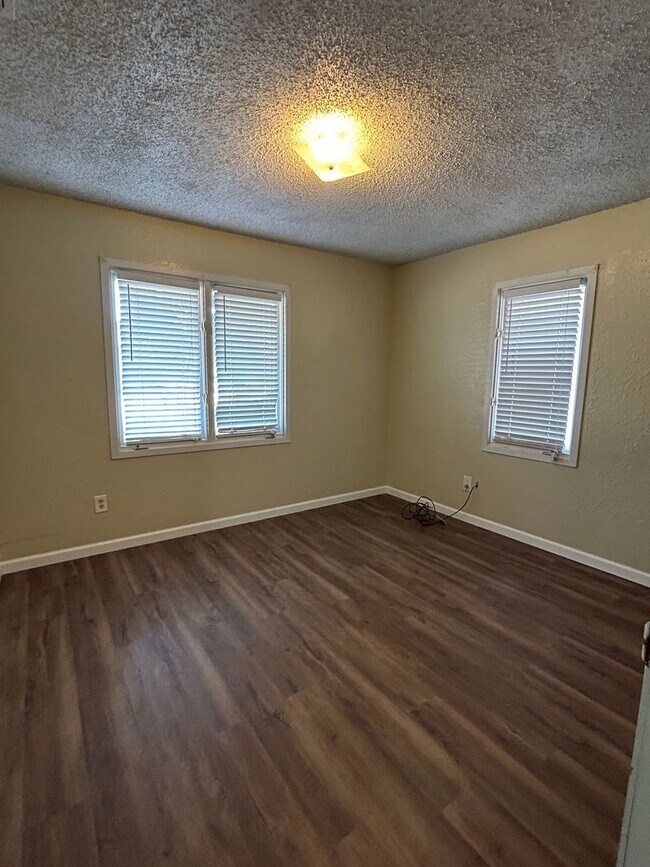 Building Photo - BACK ON THE MARKET!!!  Large Ranch Style R...