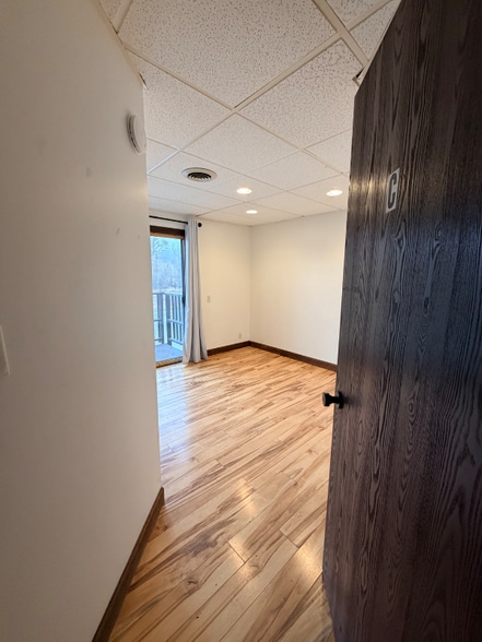 Building Photo - 1011 River Dr