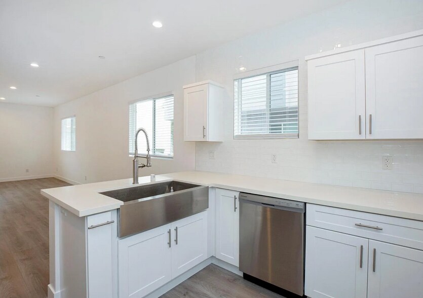 Building Photo - 5026 1/2 Cleon Ave