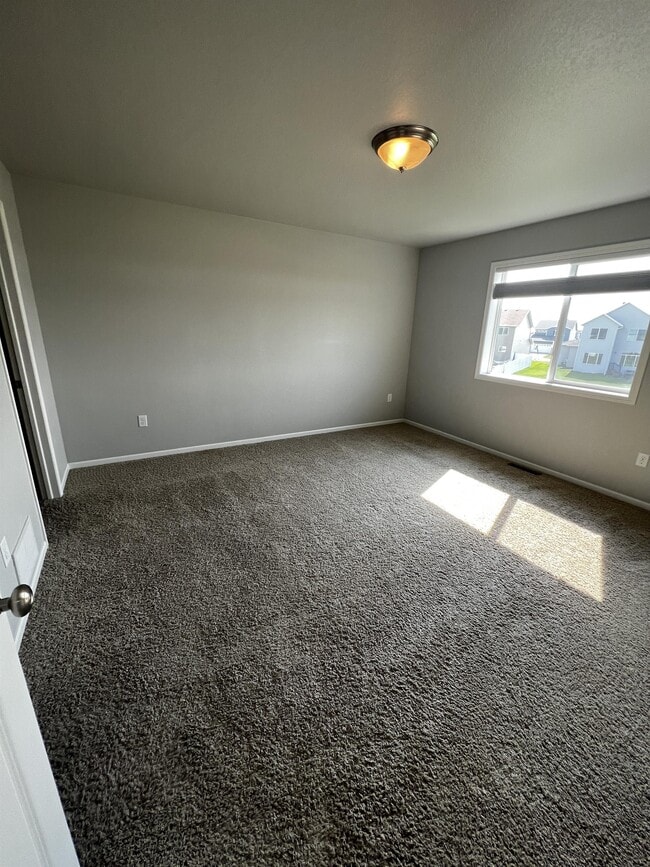Building Photo - 837 Albert Dr W