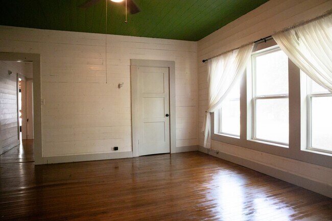 Building Photo - 617 S 5th St