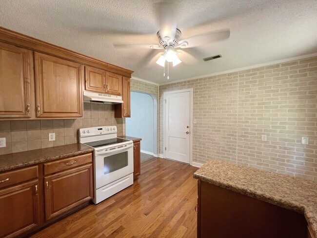 Building Photo - SEE IT NOW: Cozy 2-Bed, 1-Bath Ranch in Qu...