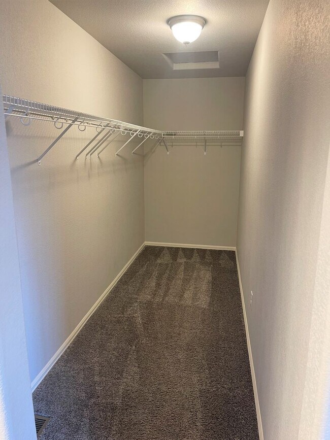 Building Photo - Townhome w/ 2 car garage, A/C-Newer, Low Maintance, & Conviniently Located