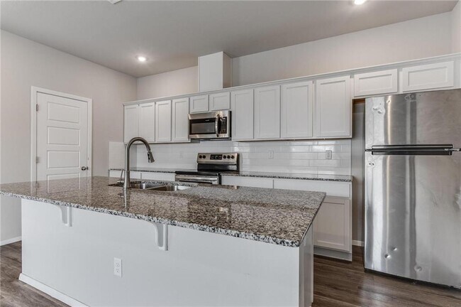 Building Photo - 923 S Nighthawk Ln