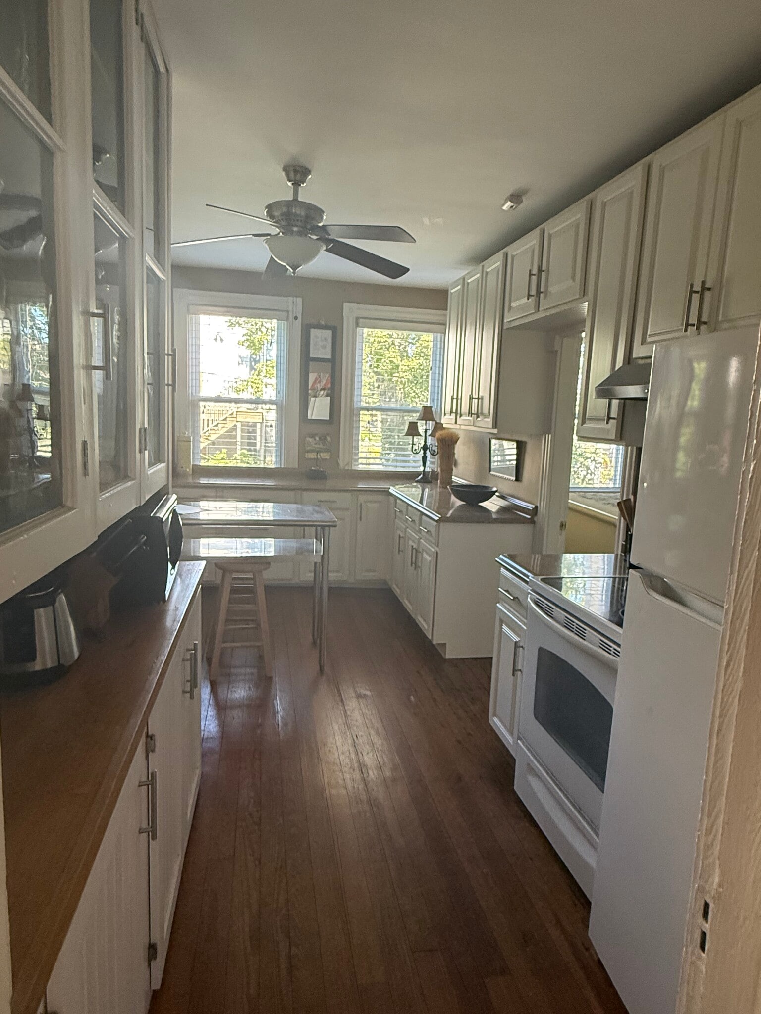 Large eat in kitchen - 98 John St