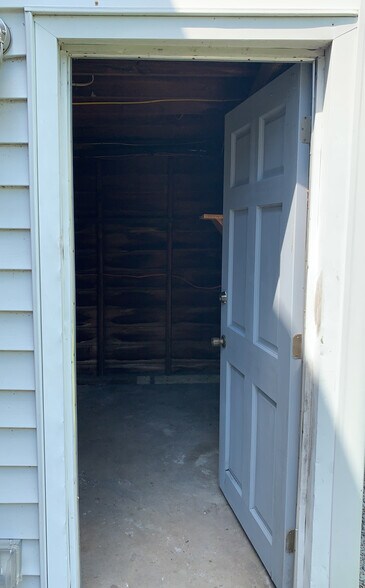 laundry room and storage - 2243 Gilmore St