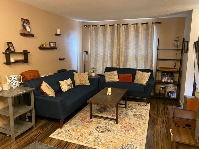 Building Photo - Cute Cozy Renovated Townhome with Basement
