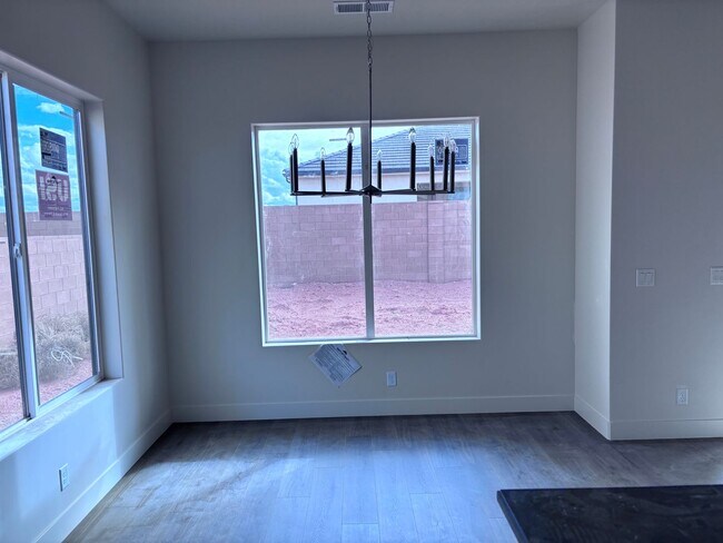 Building Photo - Brand New Ivory Home close to Sand Hollow