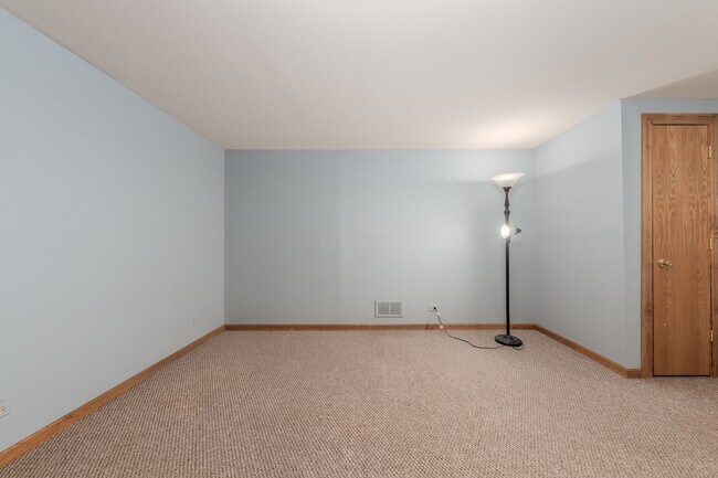 Building Photo - 1065 Red Clover Dr