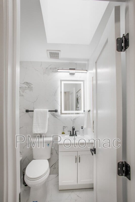 Building Photo - 702 19th St NE