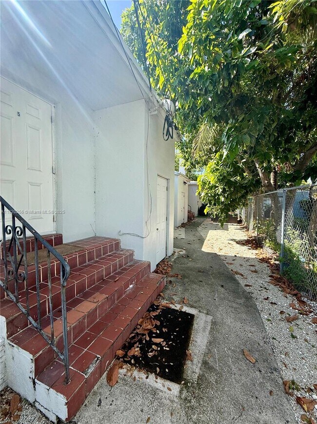 Building Photo - 560 NE 67th St