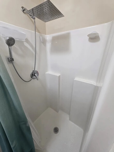 Building Photo - Room in House on Katielee Cove