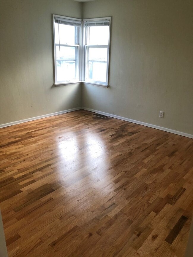 Building Photo - Home in Bremerton.