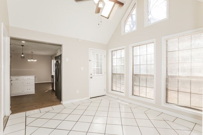 Building Photo - 945 Sideline Ct