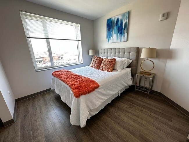 Building Photo - 409 Elm St