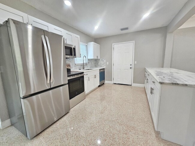 Building Photo - 3 Bedroom 2 Bath in Riveria Bay of St. Pete