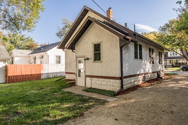 Building Photo - 607-611 11th Ave SE